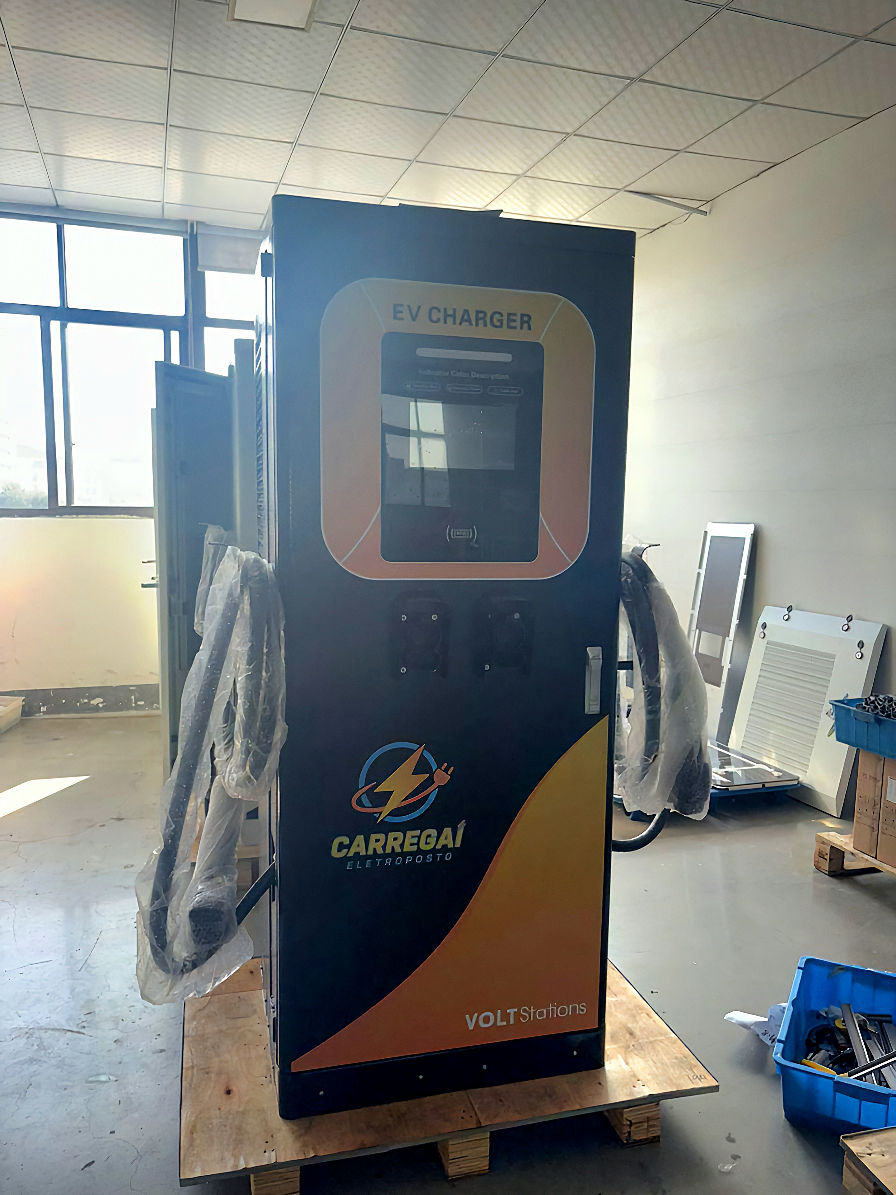 Mockup de tela de aplicativo Volt Stations customizado projeto 08